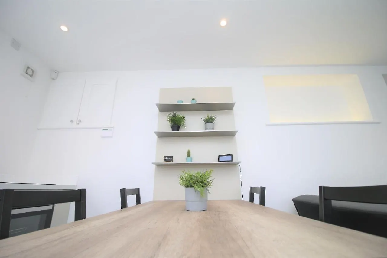The Coach House - Free Private Parking - By Property Promise Cardiff Apartment