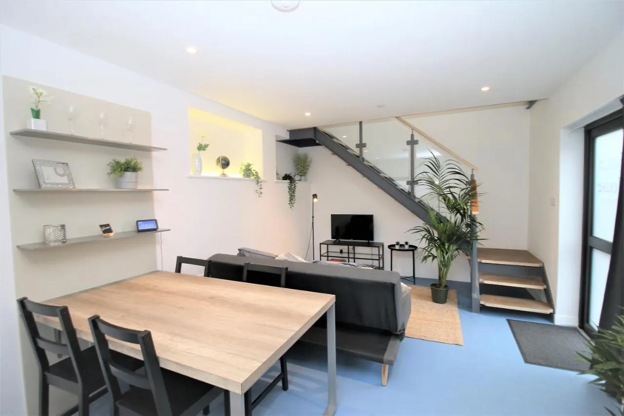 Apartment The Coach House - Free Private Parking - By Property Promise Cardiff United Kingdom